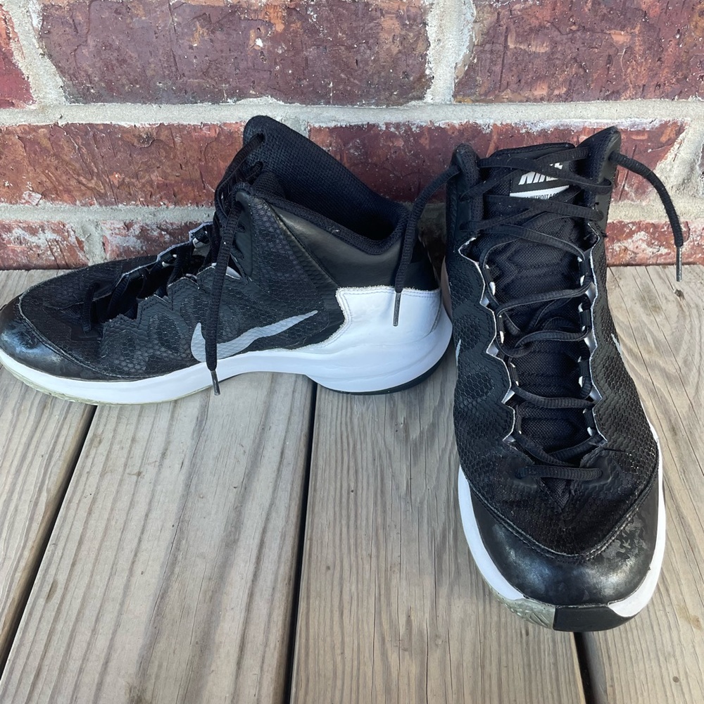 Men’s Black And White Nike Zoom Basketball Athletic Shoes Size 9